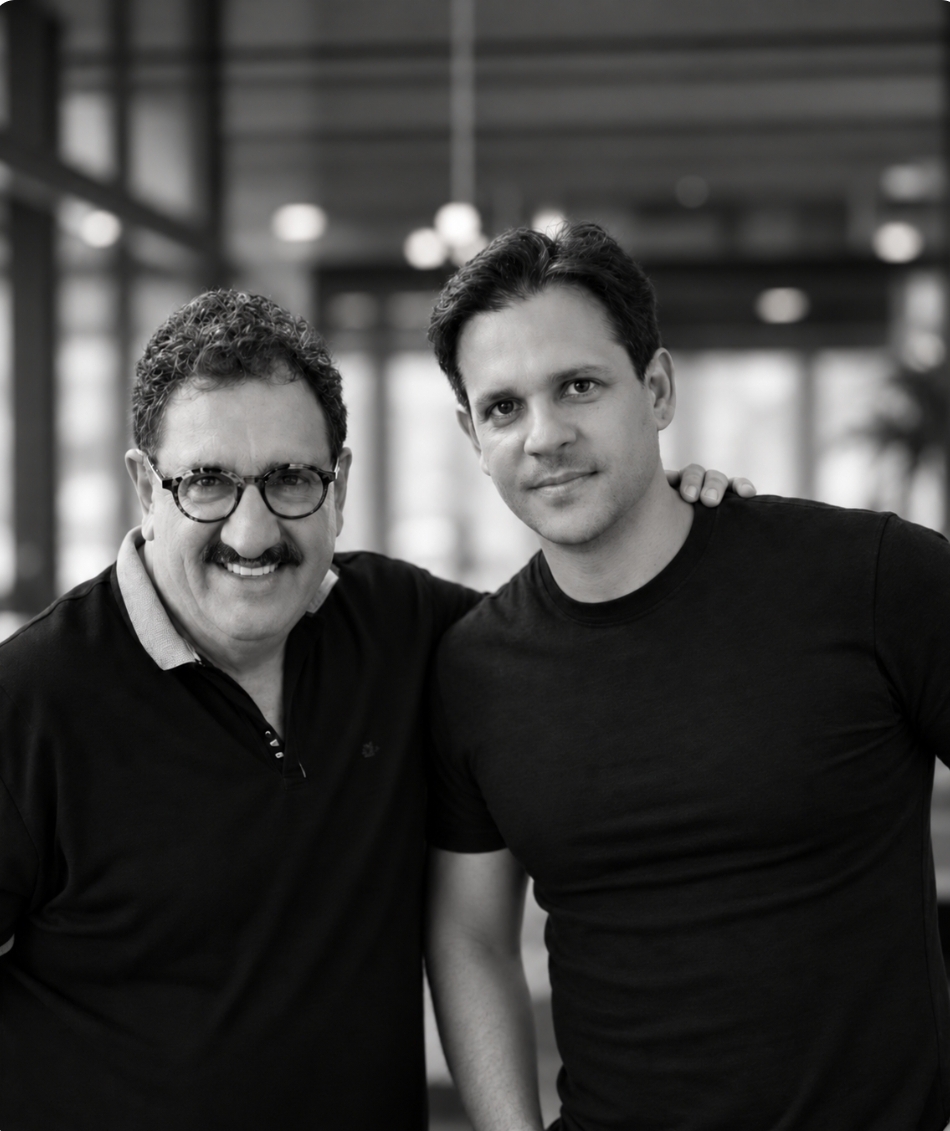 Cesar Paloco Junior, fundador do FrilaJobs, ao lado do apresentador Ratinho